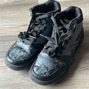 Reebok Kids Black and Dark Gray Camo size 2 Sneakers